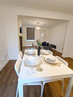 3-Bed, Sleeps 6, 1 Bath, Parking, WiFi - 8