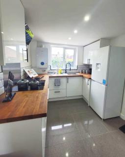 3-Bed, Sleeps 6, 1 Bath, Parking, WiFi - Halstead - 4
