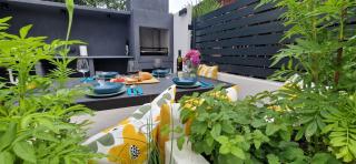 Private fenced garden with BBQ area minutes from the beach - Urban Secret Kantrida - 0