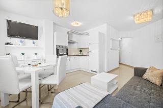 Charming White Apartment with Balcony and Parking - Rovinj - 7