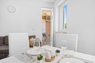 Charming White Apartment with Balcony and Parking - Rovinj - 5