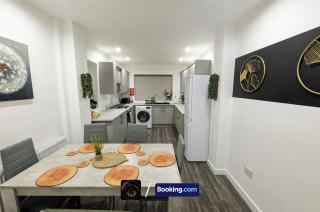 Modern 4-Bed House, Free Parking & WiFi in Swinton - 9