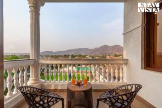 StayVista's Ashwamedha Manor - Mountain-Side Luxury Retreat with Outdoor Pool, Jacuzzi, Spa & Steam Room, and Indoor Activities - 3