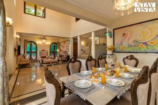StayVista's Ashwamedha Manor - Mountain-Side Luxury Retreat with Outdoor Pool, Jacuzzi, Spa & Steam Room, and Indoor Activities - 4