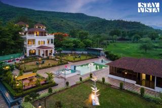 StayVista's Ashwamedha Manor - Mountain-Side Luxury Retreat with Outdoor Pool, Jacuzzi, Spa & Steam Room, and Indoor Activities - Karjat - 5