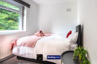 Cosy 3-Bed House l Garden l Free Parking l Stretford l Sleeps 7 l Book today with The Cosy Corner Nationwide - 4
