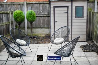 Cosy 4-Bed House, Garden, Free Parking & WiFi - 6