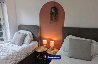 Cosy 3-Bed Home, Free Parking & WiFi - Bolton - 6