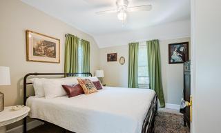 Rachel's Private Hideaway with king bed, kitchen, laundry, parking and big yard - 8