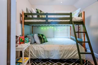 Rachel's Private Hideaway with king bed, kitchen, laundry, parking and big yard - 6