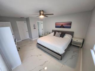 Modern Saltwater Front Home with A Private Pool - 7