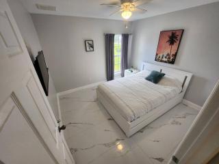 Modern Saltwater Front Home with A Private Pool - Cape Coral - 2