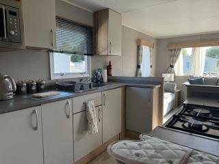 Pretty 2 Bedroom Caravan, South Cerney - South Cerney - 1
