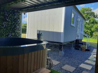Anglesey new modern shepherds hut with spa hot tub - Gwalchmai - 4