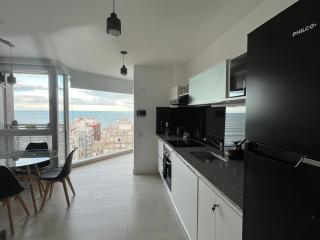 Excelente! Vista al mar con cochera y amenities gimnasio, play room y pileta no climatizada - Mar del Plata - 8