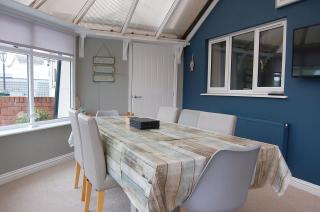 Sound of the Sea, beach front Bungalow with hot tub, in Tywyn - 2