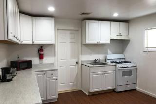Private apartment with 3 bedrooms and 1 bathroom near Newark International Airport EWR and New York City - Newark - 4