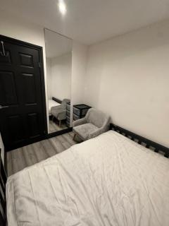 Four Bedrooms and Two Bathrooms up to Nine People - Birmingham - 4