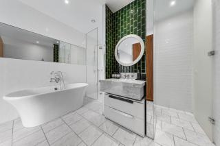 Central London Spectacular riverview two bedroom Luxury designer apartment-AC-Parking-WIFI-2 bathrooms - Londra - 6