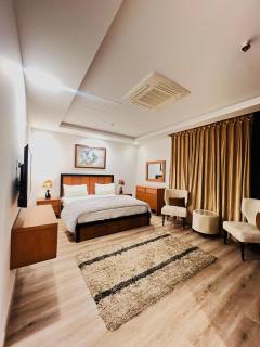 Luxury one bed Apartment in Gold Crest Mall And Residency DHA Lahore - Lahore - 7