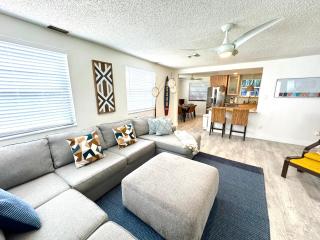 Laguna Azul - Sleeps 8 + Heated Pool + Walk to Beach - 8