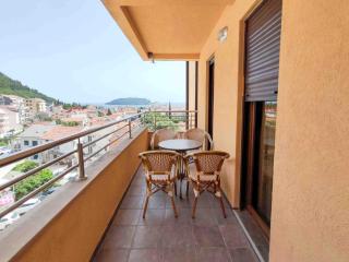 Sunny three-bedroom apartment in Budva - Budva - 9