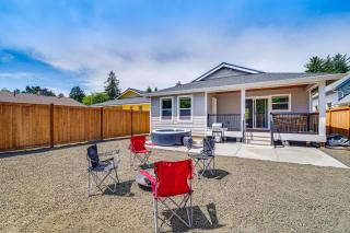 Charming Westport Abode with Hot Tub, Deck and Yard! - Westport - 0