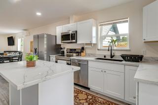 Charming Westport Abode with Hot Tub, Deck and Yard! - Westport - 3