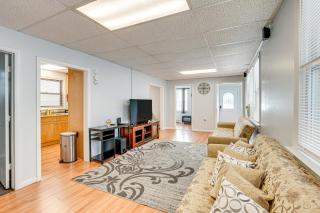 Cozy Keansburg Cottage Walk to Beach and Boardwalk! - Keansburg - 0