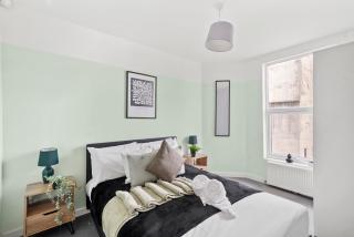 Sleek and Stylish Central Gem - Sleeps 18 - Bristol - 8