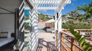 Hillside Villa with Lovely Decor - 4