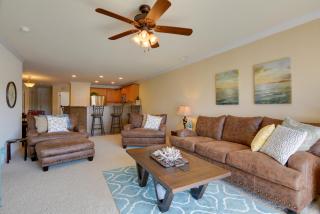 Lake Views and Pool Access Osage Beach Condo - Osage Beach - 4