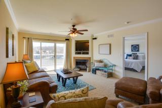 Lake Views and Pool Access Osage Beach Condo - Osage Beach - 3