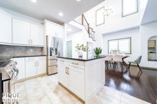 Bright Luxury Home-Hot Tub-Sunroom-King Bed-AC - Edmonton - 3