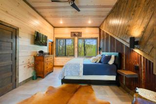 Secluded Creekside Cabin with Hot Tub and Fire Pit! - Broken Bow - 1