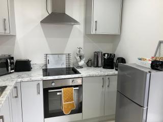 Lancing Apartments - Spacious 2 Bed - Sleeps 6 - Burnham Village - Slough - 4