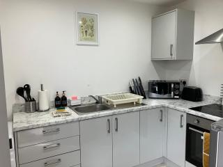 Lancing Apartments - Spacious 2 Bed - Sleeps 6 - Burnham Village - Slough - 5