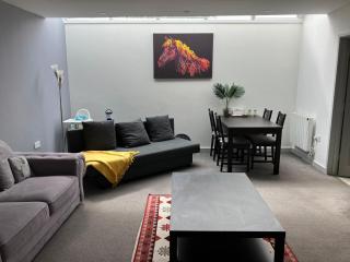 Lancing Apartments - Spacious 2 Bed - Sleeps 6 - Burnham Village - Slough - 9