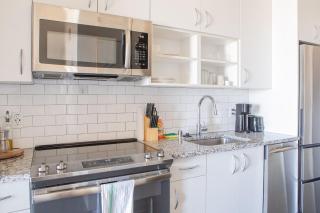 Luxury Studio Apt Near Brady St with Balcony and Lake View - 3