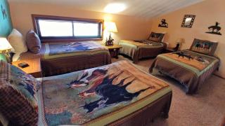 Aspen West Deluxe 4 - Pet Friendly - Right Off Main Street - WiFi - Cable - Washer - Dryer - Wood Burning Fireplace - Three Stor - Red River - 2