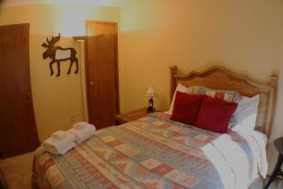 Aspen West Townhouse 4 - Right Off Main Street - Pet Friendly - WiFi - Cable - Washer - Dryer - Wood Burning Fireplace - Deck wi - Red River - 3