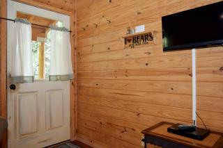 Bear Hugs - Cozy Cottage - WiFi - Rustic Decor - Country Style Kitchen - Perfect for a Couples Getaway! - Red River - 8