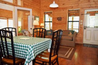 Bear Hugs - Cozy Cottage - WiFi - Rustic Decor - Country Style Kitchen - Perfect for a Couples Getaway! - Red River - 6