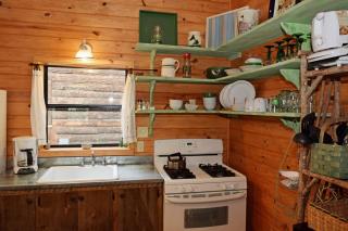 Bear Hugs - Cozy Cottage - WiFi - Rustic Decor - Country Style Kitchen - Perfect for a Couples Getaway! - Red River - 1