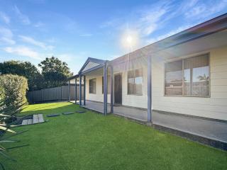 Spacious 4-Bed Home 2-Min to the Beach - Broulee - 9