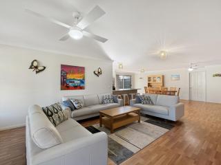 Spacious 4-Bed Home 2-Min to the Beach - Broulee - 4