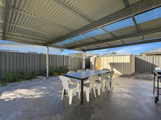 Spacious 4-Bed Home 2-Min to the Beach - Broulee - 5