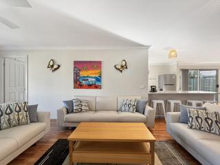 Spacious 4-Bed Home 2-Min to the Beach - Broulee - 0