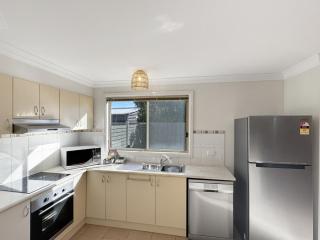 Spacious 4-Bed Home 2-Min to the Beach - Broulee - 1