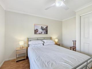 Spacious 4-Bed Home 2-Min to the Beach - Broulee - 8